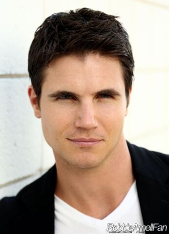 File:Robbie Amell 017.jpg