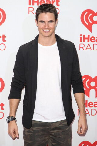 File:Robbie Amell 229.jpg