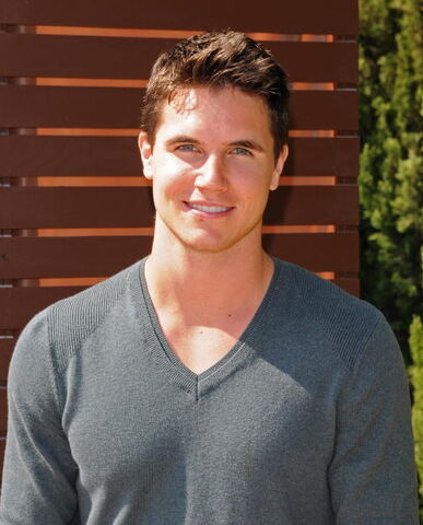 File:Robbie Amell 158.jpg