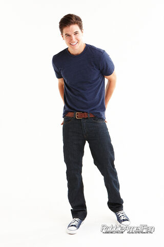 File:Robbie Amell 087.jpg