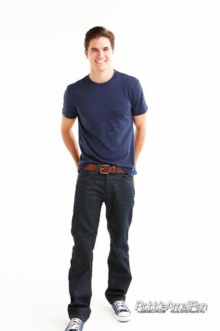 File:Robbie Amell 090.jpg