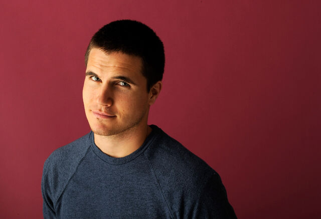 File:Robbie Amell 007.jpg