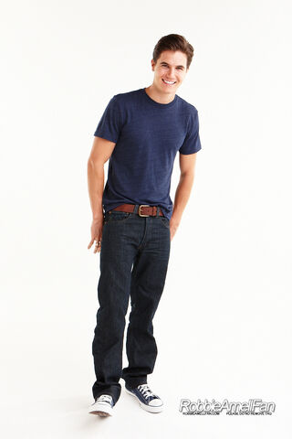 File:Robbie Amell 095.jpg