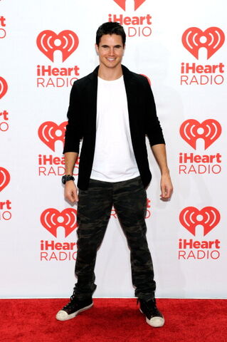 File:Robbie Amell 226.jpg