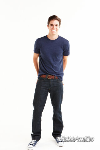 File:Robbie Amell 088.jpg
