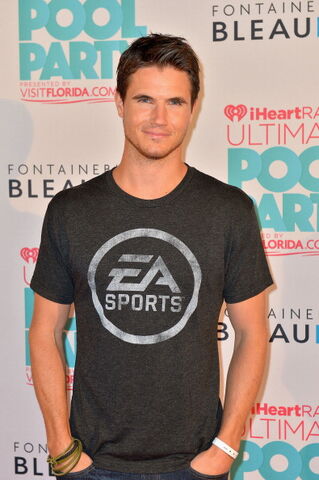 File:Robbie Amell 197.jpg