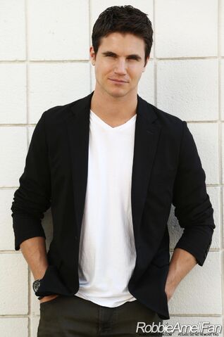 File:Robbie Amell 011.jpg