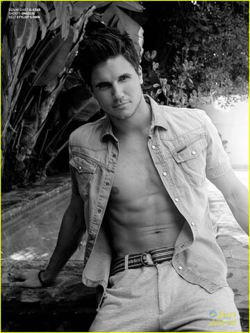 File:Robbie Amell 155.jpg