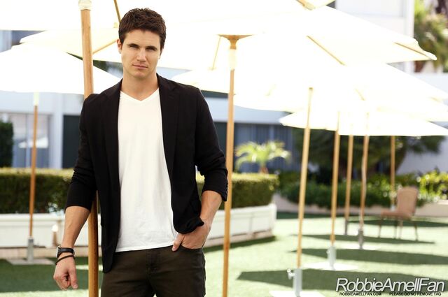 File:Robbie Amell 018.jpg