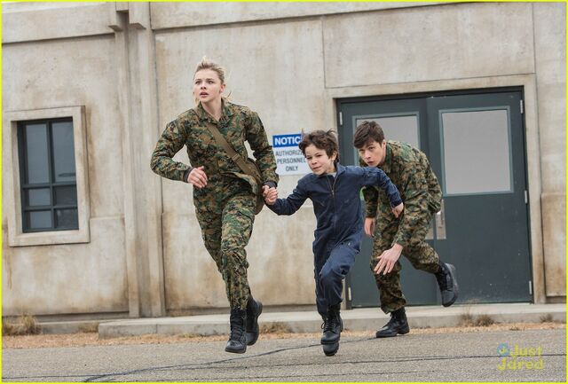 File:Chloe-moretz-nick-robinson-new-5th-wave-pics-clips-03.jpg