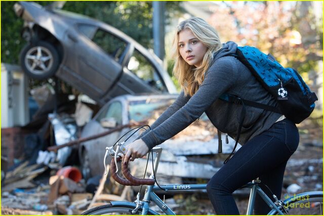 File:Chloe-moretz-nick-robinson-new-5th-wave-pics-clips-08.jpg