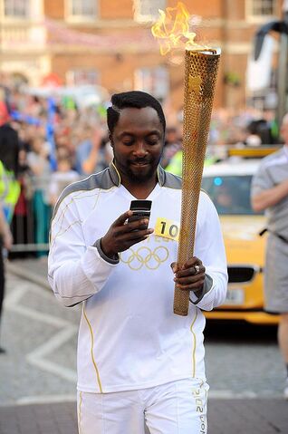 File:Will-i-am-tweeting-whilst-carrying-the-olympics-torch.jpg