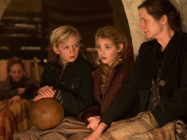 File:The-book-thief-emily-watson-sophie-nelisse.jpg