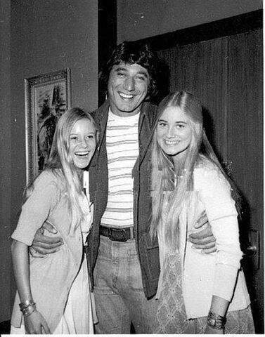 File:JoeNamathBradyGirls.jpeg