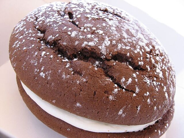 File:Whoopie pie with dusting of confectioner's sugar.jpg
