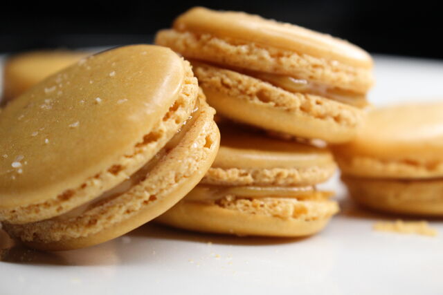 File:Caramelmacarons.jpg