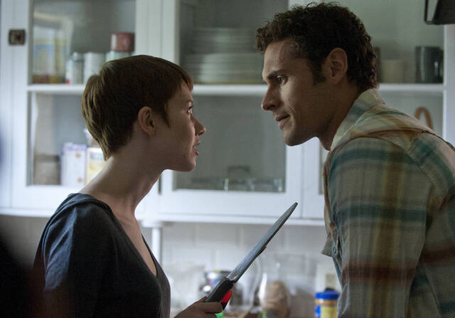 File:1x03 EmmaPaulAndAKnife.jpg