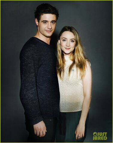 File:Saoirse-ronan-max-irons-host-portraits-exclusive-05.jpg