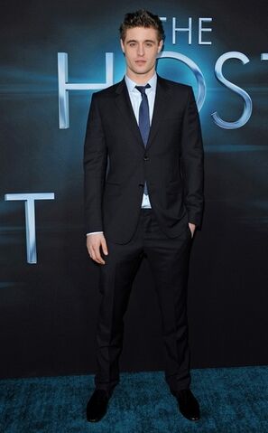 File:Max+Irons+Host+World+Premiere+YpW0hJRsc-2l.jpg