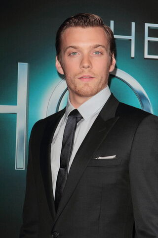 File:Jakeabelthehostpremiere.jpg