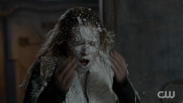 File:The-100 S-episode 4-Clarke prank.png