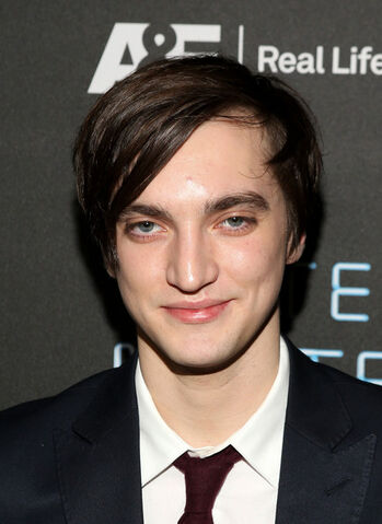 File:Richard+Harmon+Bates+Motel+Premiere+After+ 8NxOYllvcql.jpg