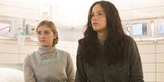 Katniss y Prim en el Hospital del Distrito 13.jpg