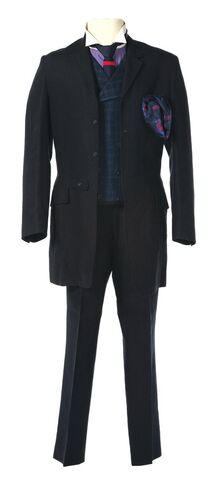 File:HaymitchSuit.jpg