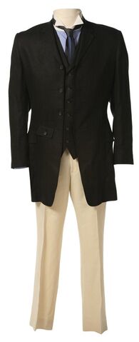 File:HaymitchSuit2.jpg