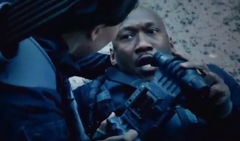 Boggs tranfiriendole el Holo a Katniss.png