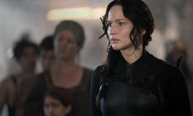 File:Katniss district 8 khvbfsihs.jpg