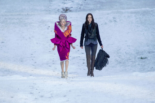 Archivo:Effie y Katniss rumbo a la mansión de Snow.jpg