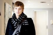 372px-Boy-scarf-coat-model-fashion