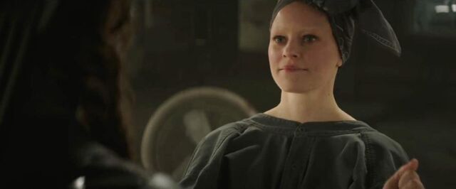 File:Effie trinket hunger-games-mockingjay-part-1.jpg