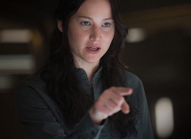 Archivo:Katniss aclarando sus condiciones a Coin.png