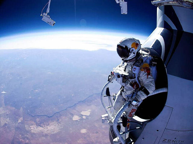 File:Felix-baumgartner-standing-in-his-capsule-about-to-dive.jpg