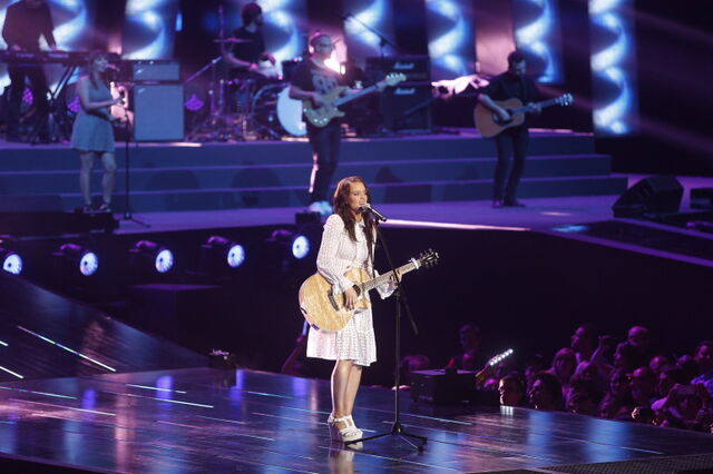 File:Kasia Popowska live.jpg
