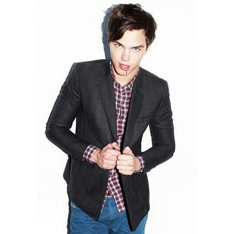 File:Nicholas-Hoult-and-Jennifer-Lawrence-are-back-on-06.jpg