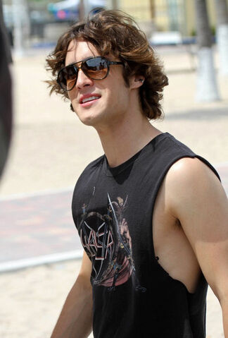 File:Diego+Boneta+Julianna+Hough+Filming+Rock+Ages+6ik6VjQLrqDl.jpg