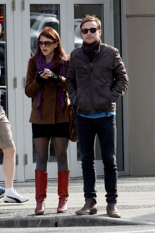 File:Aimee+Teegarden+William+Moseley+take+break+TmRtQDTwe0Vl.jpg