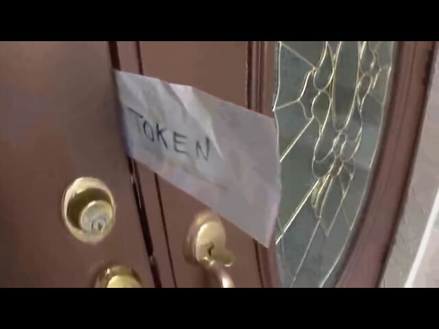File:TokenLetterInDoor.comp.jpg