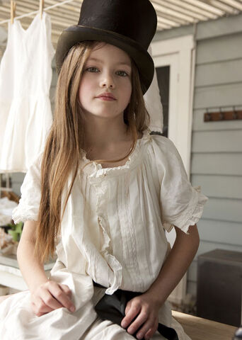File:Mackenzie-Foy-166-1-.jpg