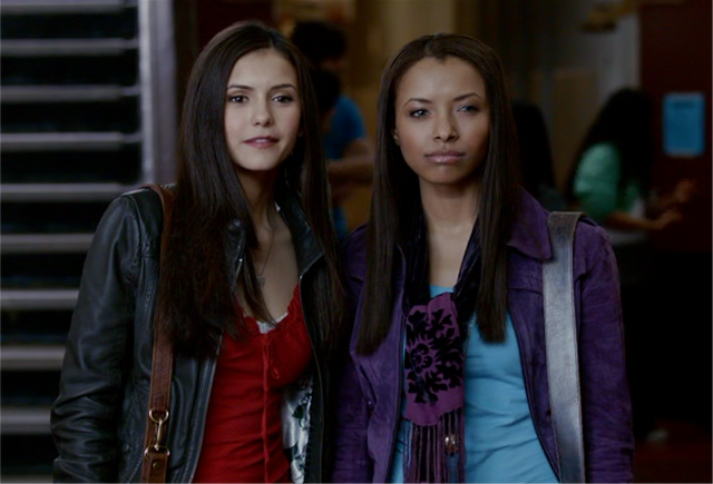 File:Bonnie elena stare.png
