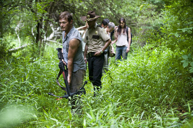 Archivo:TheWalkingDead-S2Ep1-WhatLiesAhead-NormanReedusAsDaryl-AndrewLincolnAsRick-Cast1.jpg