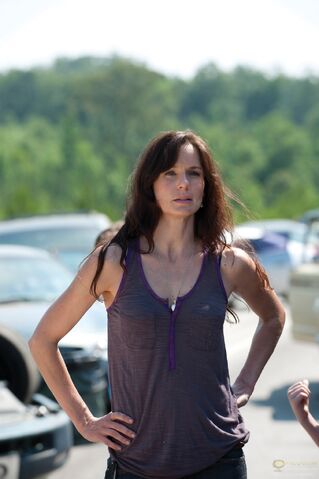 Archivo:TheWalkingDead201MilesBehindUsPromoPicture2.jpg