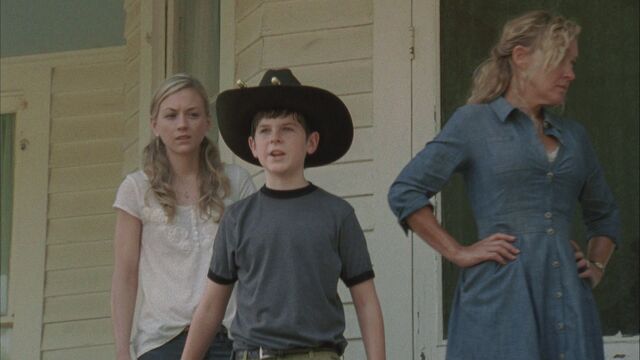 Archivo:Twd207-Carl-Beth-Patricia.jpg