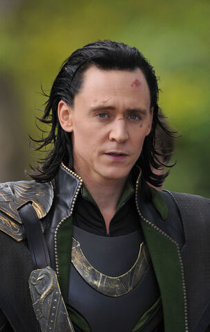 File:Loki+Tom+Hiddleston+Scarlett+Johansson+Films+60w0b1a1e9kl.jpg