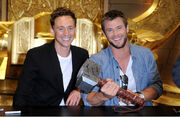 Chris+Hemsworth+Tom+Hiddleston+Comic+Con+2010+mS3DJzg1ipQl