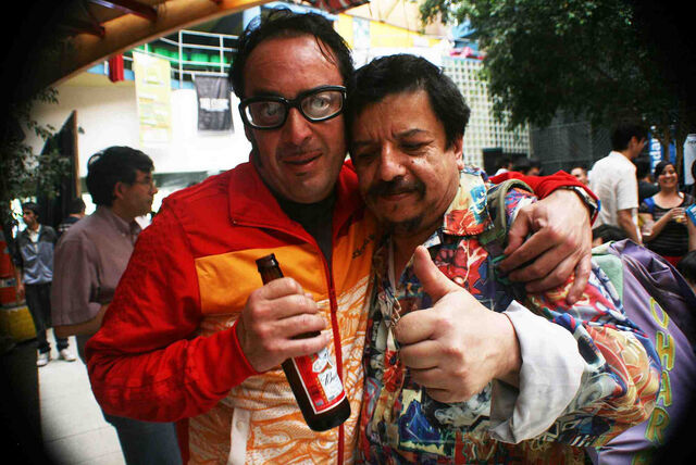 Archivo:Titae-Lindl-Los-Tres-y-Mauricio-Redolés-músico-asisten-a-la-función-Redolés.-La-película.jpg