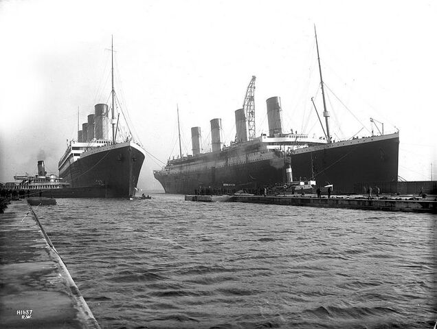 File:Olympic and Titanic.jpg